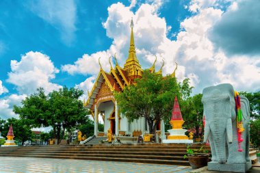 Şehir Pillar Tapınağı Ubon Ratchathani Thung Si Muang Halk Parkı, Ubon Ratchathani, Tayland 'da bulunmaktadır. Bu şehrin ruhani merkezi..