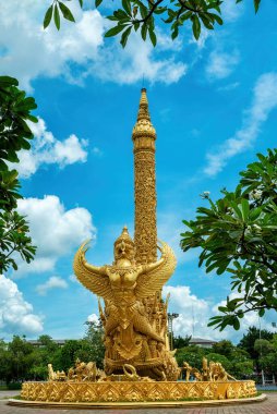 Thung Si Muang Halk Parkı, Ubon Ratchathani, Tayland 'da Garuda figürlü Altın Dev Budist Büyük Mum Anıtı. Bu anıt bu şehrin simgesidir..