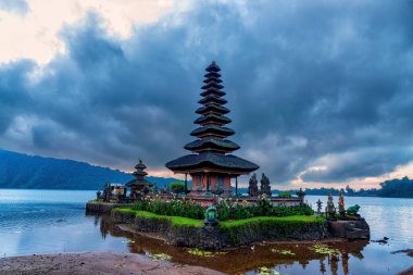 Pura Ulun Danu Beratan ya da Pura Bratan, Endonezya 'nın Bali kentinde bulunan bir Hindu tapınağıdır. Dağ Vadisi gölündeki eski geleneksel tapınak kompleksi..