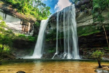 Huai Luang veya Bak Teo Şelalesi Phu Chong Na Yoi Ulusal Parkı, Ubonratchathani Tayland. Tropikal ormanda şelale