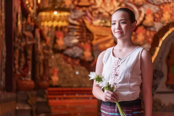 Uma Jovem Tailandesa Vestida Com Trajes Tradicionais Visita Templo Sridonmoon Fotografia De Stock
