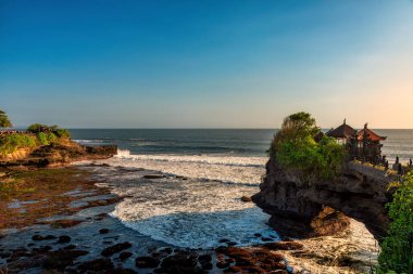 Pura Batu Bolong, Endonezya 'nın Bali bölgesinde bir kayalık üzerinde bulunan geleneksel Bali tapınağıdır. Güzel Kaya 'daki bir Hindu tapınağı.