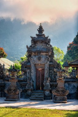 Pura Ulun Danu Beratan ya da Pura Bratan, Endonezya 'nın Bali kentinde bulunan bir Hindu tapınağıdır. Dağ Vadisi gölündeki eski geleneksel tapınak kompleksi..