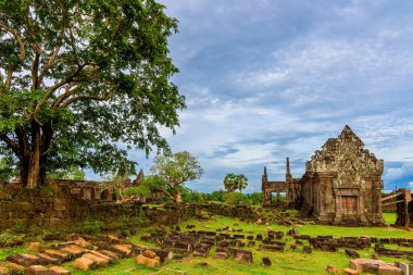 Vat Phou veya Wat Phu, Güney Laos 'un Champasak ilindeki UNESCO dünya mirası alanıdır. Wat Phou Hindu tapınağı Champasak Eyaleti, Güney Laos