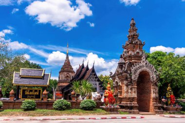 Lokmolee Tapınağı Tayland 'ın Chiang Mai şehrinde bulunan bir Budist tapınağıdır. Chiang Mai 'nin dini bir turistik cazibesi. Anlamı olan Taylandca işaret: Wat Lok Molee