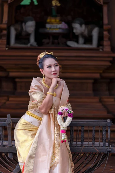 Ταϊλανδέζες Ντυμένες Παραδοσιακές Ταϊλανδέζες Πολιτιστικές Στολές Ταυτότητα Κουλτούρα Της Ταϊλάνδης — Φωτογραφία Αρχείου