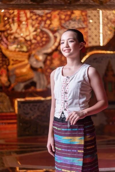 Thailändsk Ung Flicka Klädd Traditionella Kostymer Besöker Ett Sridonmoon Tempel Royaltyfria Stockbilder