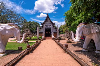 Lokmolee Tapınağı Tayland 'ın Chiang Mai şehrinde bulunan bir Budist tapınağıdır. Chiang Mai 'nin dini bir turistik cazibesi.