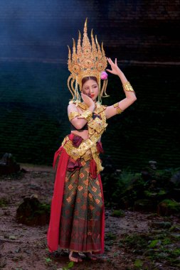 Apsara makyajlı genç bir Asyalı kadının portresi. Geleneksel kostümlü eski hayaletler. Cadılar Bayramı konsepti