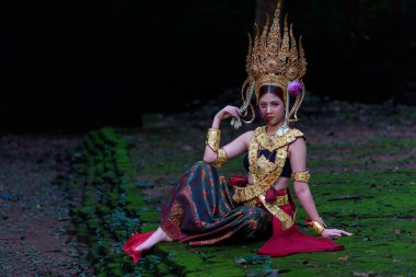 Apsara makyajlı genç bir Asyalı kadının portresi. Geleneksel kostümlü eski hayaletler. Cadılar Bayramı konsepti