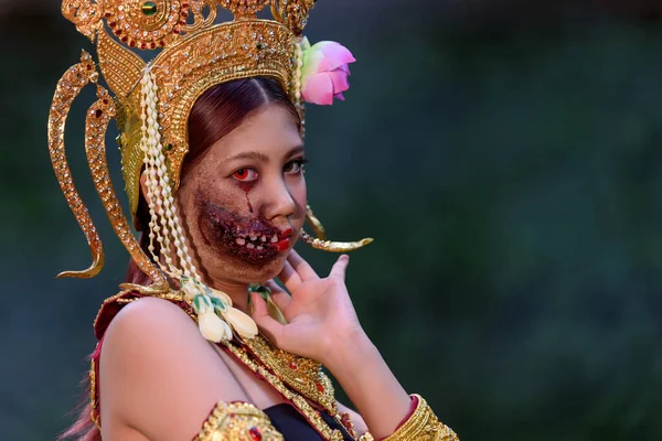 一个年轻的亚洲女人穿着带有鬼脸妆容的阿巴拉那礼服的画像 穿着传统服装的古代鬼魂 万圣节的概念 图库图片