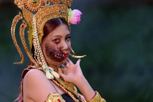 Retrato Una Joven Asiática Vestida Con Vestido Apsara Con Maquillaje Imagen De Stock