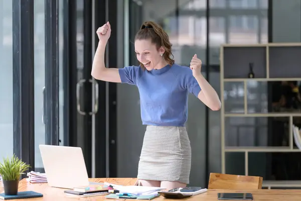 Mutlu Kadını Yerindeki Iyi Haberlere Sevinçle Gülüyor Dizüstü Bilgisayara Zevkle Telifsiz Stok Fotoğraflar