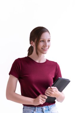 Dijital tablet taşıyan ve gülümseyen genç bir kadın beyaz arka planda duruyor.
