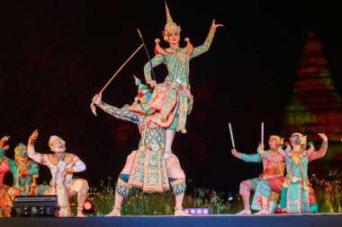 CHIANG MAI, THAILAND - 1 Aralık 2023: Khon, Tayland 'ın kuzeyinde yer alan Chiang Mai, Kuzey Tayland' daki Wiang Kum Kam 'da sergilenen geleneksel bir Tayland klasik maskeli dans dramı sanatı..
