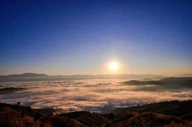 Kuzey Tayland 'da, Ba Lu Kho View Piont, Mae Chaem, Chiang Mai' deki dağlarda puslu bir sabahın manzarası. Alçak bulutlar ve sis yeşil orman üzerinde yuvarlanıyor, sis denizi.