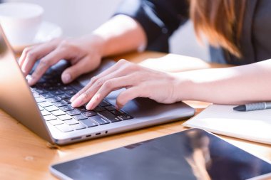 Ofiste dizüstü bilgisayarla çalışan bir iş kadınının eli. Ticaretin gelişigüzel ve başarılı kavramı
