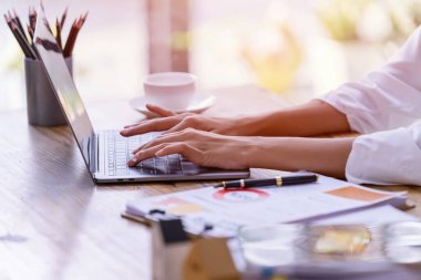 Ofiste dizüstü bilgisayarla çalışan bir iş kadınının eli. Ticaretin gelişigüzel ve başarılı kavramı