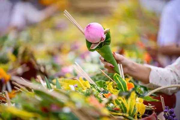 stock image People worshiping and offering flowers attended a ceremony to worship the city pillar (Inthakin Festival) at Chedi Luang temple in Chiang Mai, Thailand