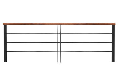 Üzerinde ahşap olan çelik korkuluklar beyaz arka planda kırpma yolu ile izole edilmiş..