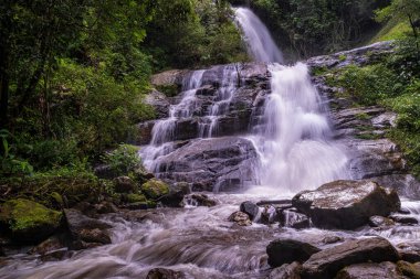 Huai Sai Lueang Şelalesi Doi Inthanon Ulusal Parkı, Chiang Mai, Tayland. Orta büyüklükte bir şelaledir ve şu anda tüm yıl boyunca güçlüdür..