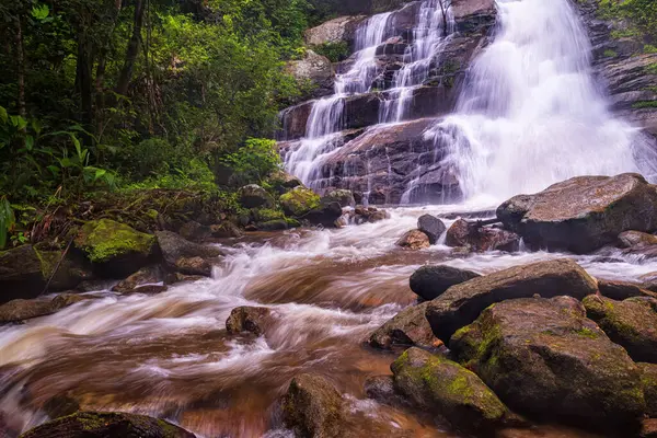 Huai Sai Lueang Şelalesi Doi Inthanon Ulusal Parkı, Chiang Mai, Tayland. Orta büyüklükte bir şelaledir ve şu anda tüm yıl boyunca güçlüdür..