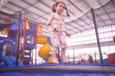 Güzel kız oyun parkında oynarken eğleniyor. Çocukların oyun parkında eğlenmesi kavramı