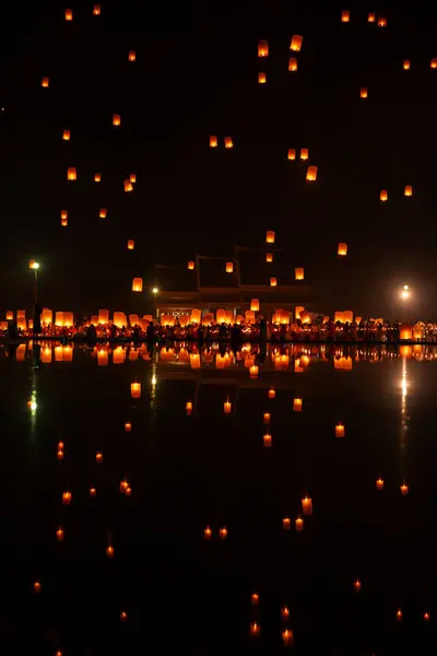 stock image Fire Lanterns Floating up into the sky is reflection in the water at night at Loi Krathong Festival Travel Destinations Of Chiang Mai, Thailand. Background of sky fire lantern at night in the Yee Peng Festival at Chiang Mai, Thailand