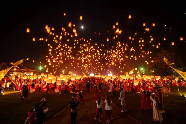 stock image Fire Lanterns Floating up into the sky at night at Loi Krathong Festival Travel Destinations Of Chiang Mai, Thailand. Background of sky fire lantern at night in the Yee Peng Festival at Chiang Mai, Thailand