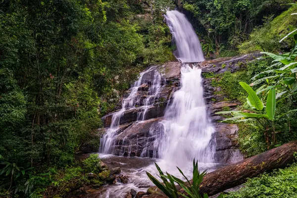 Huai Sai Lueang Şelalesi Doi Inthanon Ulusal Parkı, Chiang Mai, Tayland. Orta büyüklükte bir şelaledir ve şu anda tüm yıl boyunca güçlüdür..