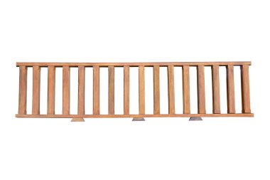 Kırpma yolu ile beyaz arkaplan üzerinde izole uzun ahşap çit