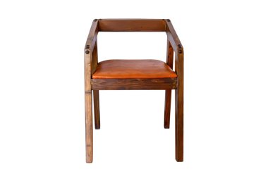 Beyaz arka planda izole edilmiş deri yastıklı klasik ahşap koltuk, kırpma yolu ile çalışır.