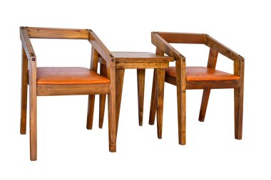 Beyaz arka planda izole edilmiş deri yastıklı küçük ahşap masa ve sandalye seti kırpma yolu ile çalışır..