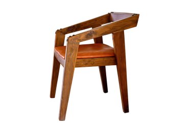 Beyaz arka planda izole edilmiş deri yastıklı klasik ahşap koltuk, kırpma yolu ile çalışır.