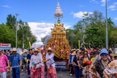 CHIANG MAI, THAILAND - 13 Nisan 2025: Chiang Mai Songkran Festivali. Buda Phra Singh 'i yıkama geleneği yıllık olarak yürüdü. İnancına saygı duyarak.