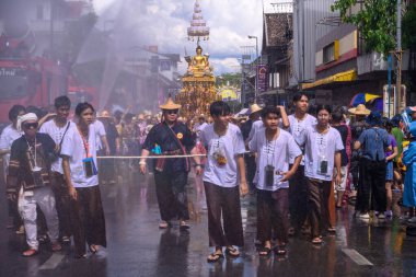 CHIANG MAI, THAILAND - 13 Nisan 2025: Chiang Mai Songkran Festivali. Buda Phra Singh 'i yıkama geleneği yıllık olarak yürüdü. İnancına saygı duyarak.