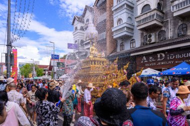 CHIANG MAI, THAILAND - 13 Nisan 2025: Chiang Mai Songkran Festivali. Buda Phra Singh 'i yıkama geleneği yıllık olarak yürüdü. İnancına saygı duyarak.