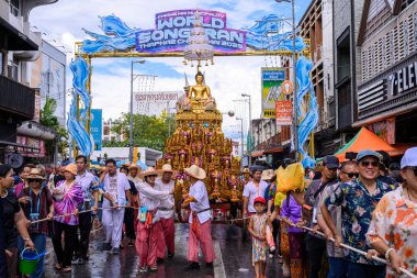 CHIANG MAI, THAILAND - 13 Nisan 2025: Chiang Mai Songkran Festivali. Buda Phra Singh 'i yıkama geleneği yıllık olarak yürüdü. İnancına saygı duyarak.