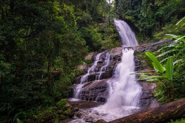 Huai Sai Lueang Şelalesi Doi Inthanon Ulusal Parkı, Chiang Mai, Tayland. Orta büyüklükte bir şelaledir ve şu anda tüm yıl boyunca güçlüdür..