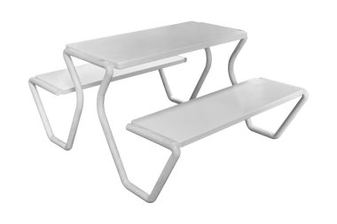 Beyaz bahçe masası ve banklar çelik ve ahşap panellerden yapılmış. Beyaz arka planda izole edilmiş ve kırpma yolu var..
