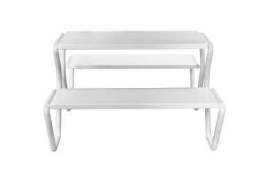 Beyaz bahçe masası ve banklar çelik ve ahşap panellerden yapılmış. Beyaz arka planda izole edilmiş ve kırpma yolu var..