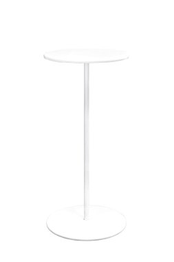 Küçük, beyaz, yuvarlak, çelik bir sehpa. Kırpma yolu olan beyaz bir arka plan.