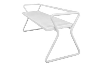 Çelik ve ahşap panellerden oluşan beyaz bank, kesme yolu ile beyaz zemin üzerinde izole edilmiş..