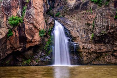 Sohbet Trakan Şelalesi 'nin ilk katmanı Tayland' daki Pitsanulok Ulusal Parkı 'nda. Tayland 'daki Ulusal Park' ta güzel bir şelale