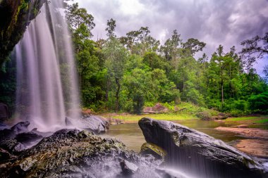Chat trakan şelalesinin dördüncü katındaki chat trakan ulusal parkı, phitsanulok, Tayland. Tayland 'daki Ulusal Park' ta güzel bir şelale