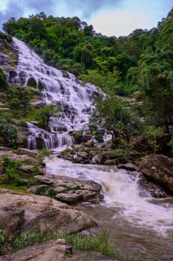 Mae Ya şelalesi Doi Inthanon Ulusal Parkı 'nın en ünlü şelalesidir, Chiang Mai, Tayland. Tayland 'ın en çok ziyaret edilen turistik yerlerinden biri.