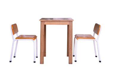 Basit ahşap yemek masası ve beyaz arka planda kırpma yolu ile izole sandalyeler.