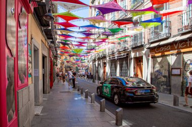 La latina, Madrid İspanya cielo celeste, banderines gente consado en la calle