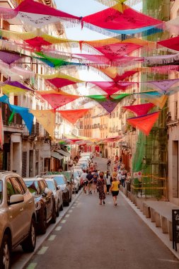 Barrio la latina, Madrid İspanya, gente caminando en la calle
