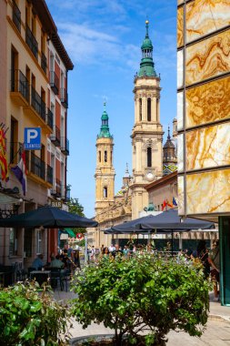 Restoran, Katadral Kuleleri Zaragoza İspanya, mavi gökyüzü